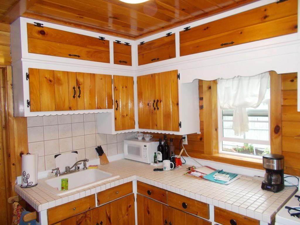 136 Barker kitchen Divito Realty